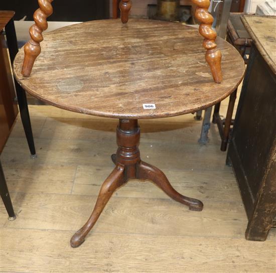 A George III oak tilt top tea table Diam.70cm